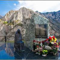 Памятник погибшим от ледника Колка Land Rover Defender