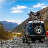 На дороге у Мидаграбинского водопада Land Rover Defender