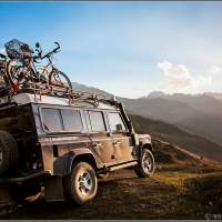 Осетия с велосипедами Land Rover Defender