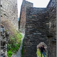 Внутри крепости Шатили Грузия