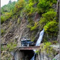 Land Rover Defender 110 на фоне водопада Грузия