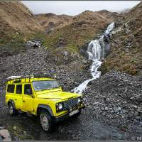 Land Rover Defender 110 желтый в горах Грузия Тушетия.