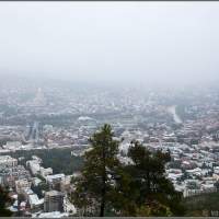 Вид на туманный Тбилиси сверху Грузия