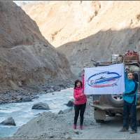 Наш экипаж на Памирском тракте с флагом сообщества