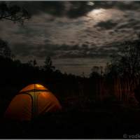 Ночь, палатка и тучи на небе Сплав по реке Писса