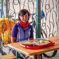 Столик в элитном придорожном ресторане самообслуживания Куршская коса велопоход