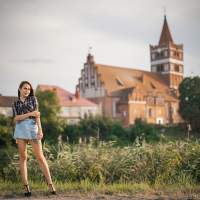 Девушка на фоне Храма Святого Георгия Победоносца г. Правдинск
