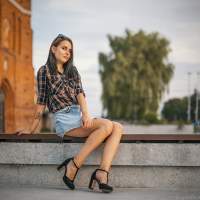 Девушка на лавочке на фоне кирхи Правдинск фотосессия