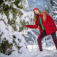 Девушка в зимнем лесу в красном 1 фотосессия