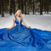  Фотосессия в зимнем лесу синее платье