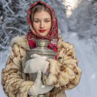 Русская красавица - в зимнем лесу с самоваром отосессия Калининград
