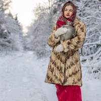 Русская красавица - в зимнем лесу в шубе с самоваром отосессия Калининград