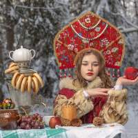 Русская красавица - в зимнем лесу в кокошнике с самоваром отосессия Калининград