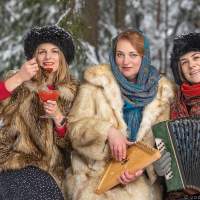 Новогодняя фотосессия в лесу с гармонью девушки Калининград