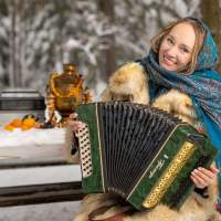 Новогодняя фотосессия в лесу - девушка гармонист Калининград