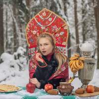 Русская красавица - в кокошнике с самоваром в лесу фотосессия Калининград