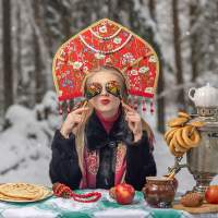 Русская красавица - в кокошнике с самоваром в лесу фотосессия 3 Калининград