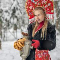 Русская красавица - в кокошнике с самоваром в лесу фотосессия 6 Калининград