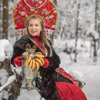 Русская красавица - в кокошнике с самоваром в лесу фотосессия 7 Калининград