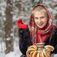 Русская красавица - в кокошнике с самоваром в лесу фотосессия 9 Калининград