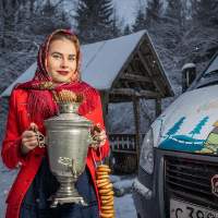 Девушка с самоваром около автомобиля ГАЗ Соболь самый западный