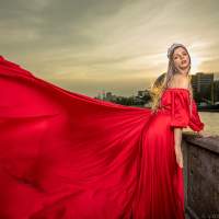 красное платье на закате Летящее платье фотосессия в городе Калининград