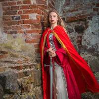 С мечом у кирхи Фотосессия в средневековом стиле – Калининград