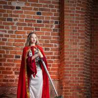 С мечом у стены Фотосессия в средневековом стиле – Калининград