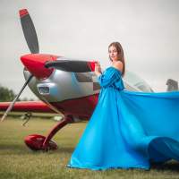  Синее платье девушка самолет