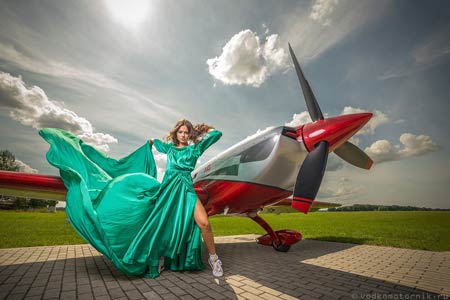 Фотосессия в изумрудном платье с самолетом Калининград