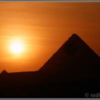 Закат на фоне пирамид