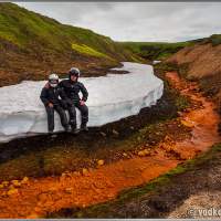 Исландия. На берегу коричневого ручья