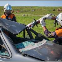 фестиваль Защитники Отечества 2015 МЧС разрезает заднюю стойку авто