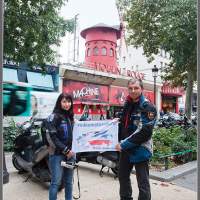 Франция, Париж. С флагом у Мулен Руж