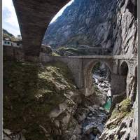 Внизу моста. Швейцария Альпы Суворов Тефельсбрюкке