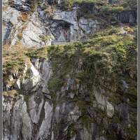 Вид на памятник в скале. Швейцария Альпы Суворов Тефельсбрюкке