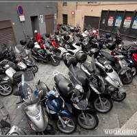 Мотопарковка - справа кто-то зеркало потерял. Италия Генуя, Italy Genova