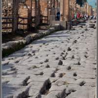Колея на центральной улице. Италия Неаполь Помпеи мотопутешествие Italy Napoli Pompei