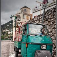 Мото рикша на парковке. Италия Амальфитанское побережье мотопутешествие Italy