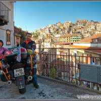 Сицилийский городишко. Италия Сицилия мотопутешествие на мотоцикле Yamaha FJR Italy Sicily