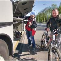 Выгрузка велотехники из автобуса в Гданьске