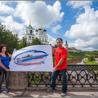 На мосту реки Пскова с флагом водкомоторников