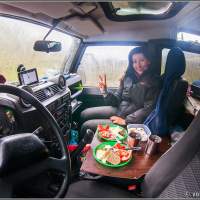 Завтрак подан в кемпер Land Rover defender 110