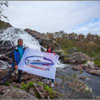 С флагом водкомоторников на водопаде реки Титовка