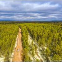 Линия автобана прорезает лес Севера Автопутешествие по России