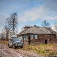 У дома деревни Кучепалда Автопутешествие на Русский Север