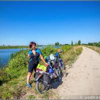 Велодорожка по дамбе вдоль реки Немонинка по Калининградской Голландии