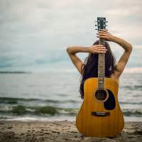 Алена и акустическая гитара на берегу