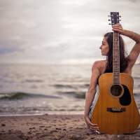 Алена и акустическая гитара на берегу 2
