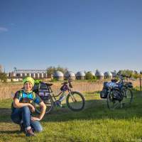Велосипедистка на фоне обсерваторий велопоход Беларусь